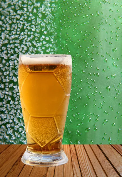 Vidrio de cerveza contra cristales de hielo y gotea fondo verde . — Foto de Stock