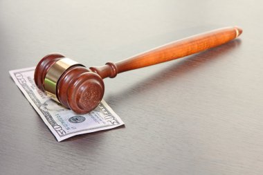 Yargıç tokmak ile 50 Doları banknot ahşap tablo.