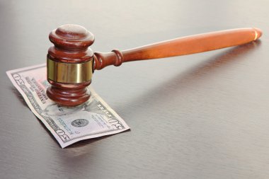 Tokmak ve ahşap masa üzerinde 50 Doları banknot yargıç.