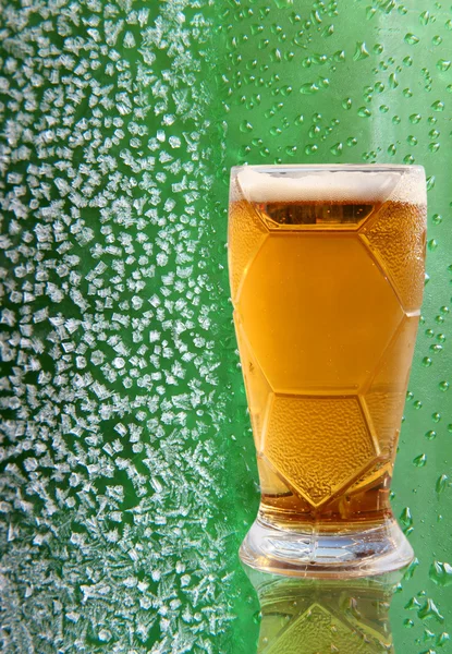 Vaso de cerveza fresca con reflexión sobre fondo de gotas verdes . — Foto de Stock