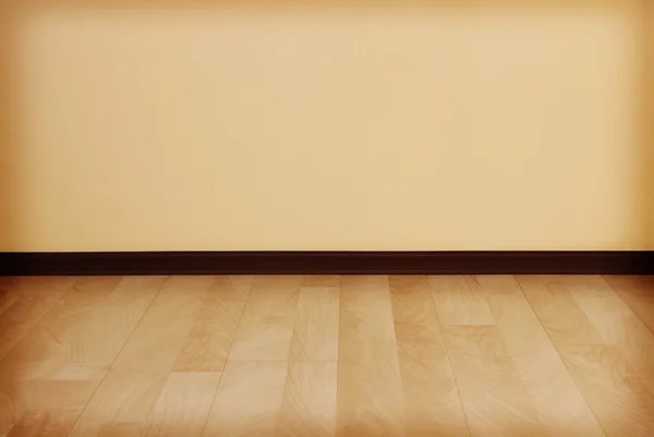 Leerer Raum mit sauberer Wand und Holzboden. — Stockfoto