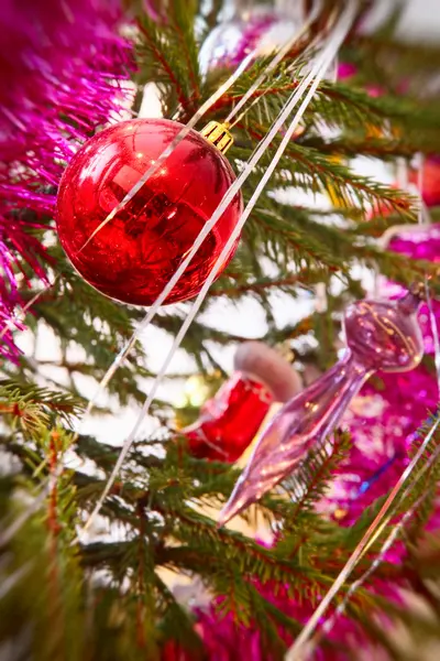 Κόκκινο Χριστουγεννιάτικο μπάλες σε ένα κλαδί πεύκου με μαλακό bokeh. — Φωτογραφία Αρχείου