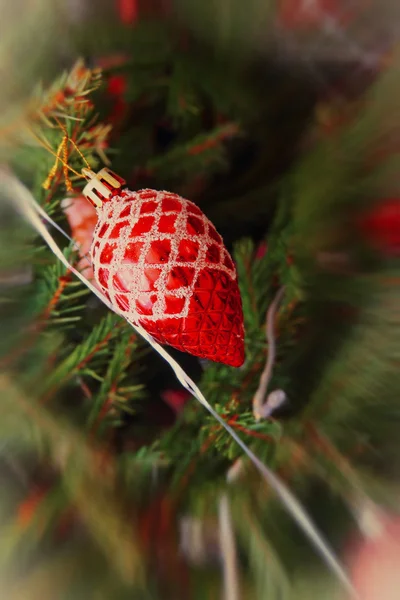 松の枝に赤いクリスマス ボール。ソフトなボケ味. — ストック写真