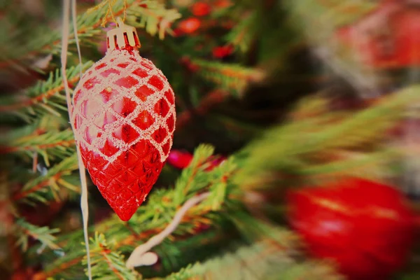 Rode kerstballen op vuren tak met zachte bokeh. — Stockfoto