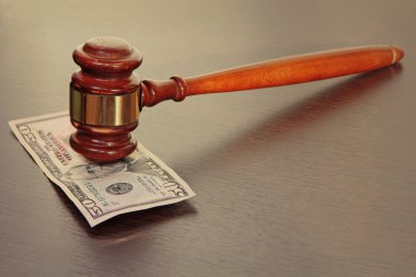 Tokmak ve ahşap masa üzerinde 50 Doları banknot yargıç.