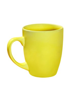 Sarı seramik çay bardağı. İzole.