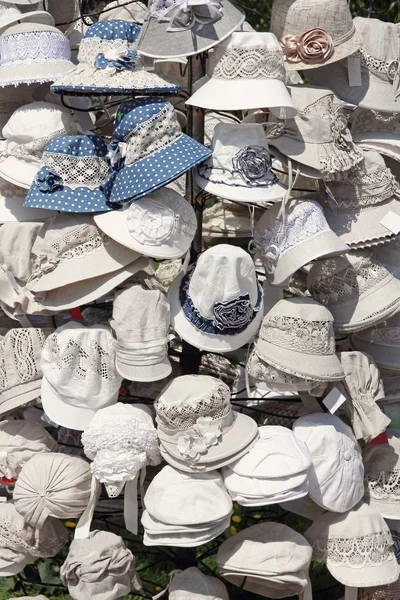 Sombreros blancos de lino en venta . —  Fotos de Stock