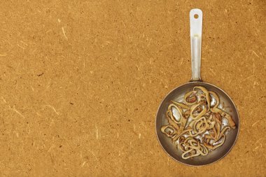 Ahşap arka plan üzerinde Tavada kavrulmuş mürekkep parçaları.