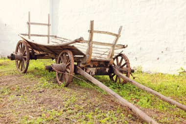 Vintage eski sert ahşap sepeti eski kil duvar önünde.