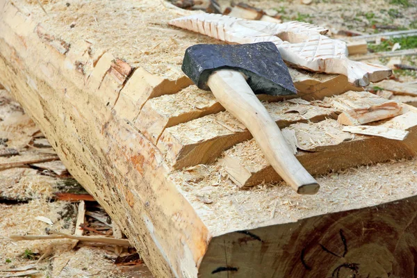 Bijl op een boomstam splitsen. — Stockfoto