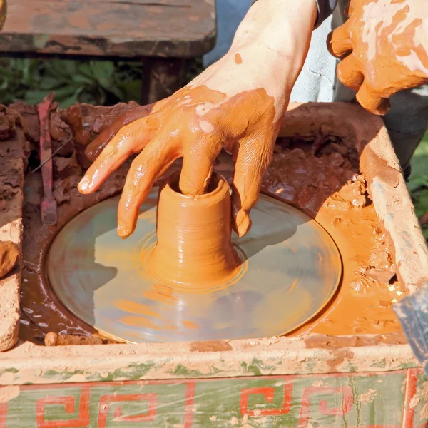 Potter makes on pottery wheel clay pot. — Stock Photo, Image