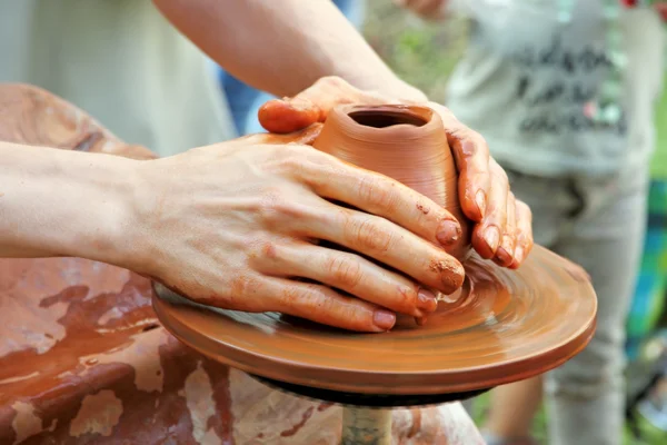 Potter händer på keramik hjul lerkruka. — Stockfoto