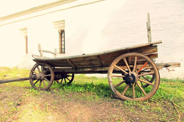 Vintage vecchio carretto di legno.Immagine tonica . — Foto Stock