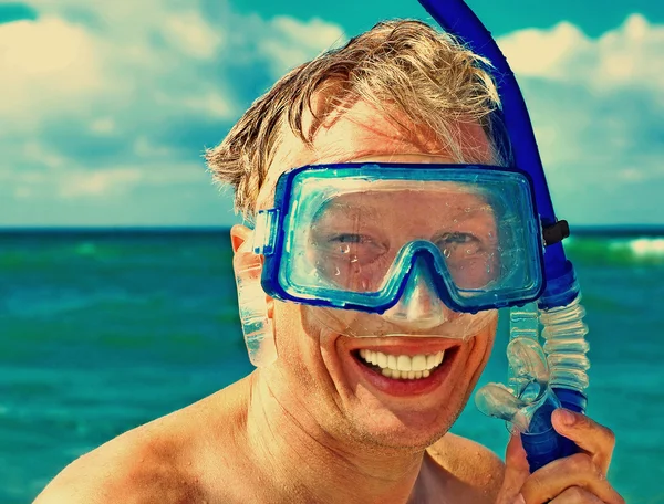 Mergulhador usando uma máscara olha para camera.Toned imagem . — Fotografia de Stock