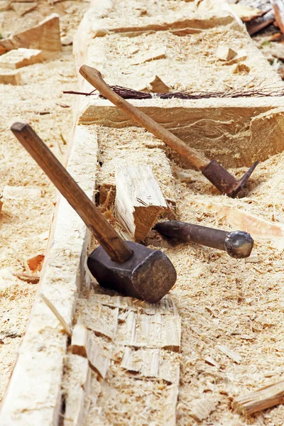 Κατασκευή κοίλου βάρκα. Παραδοσιακό τρόπο των ξυλουργικών εργασιών. — Φωτογραφία Αρχείου