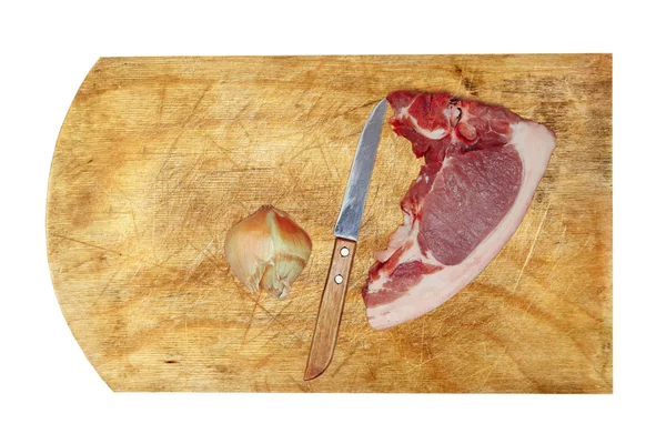 Rohes Schweinefleisch, Messer und Zwiebeln auf Schneidebrett.. — Stockfoto