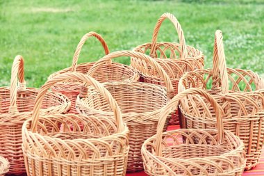 Bol hasır sepet closeup alınan.
