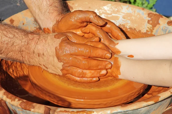 Potter hands wheel pottery work workshop teacher and little pupi — Stock Photo, Image