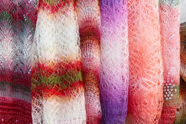 Color orenburg shawls hanging for sale. — Stock Photo, Image