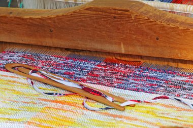 Çok renkli halı dokuma tezgâh üzerinde.