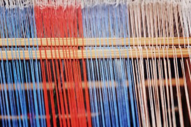Çok renkli iplik dokuma tezgâhı alınan portre.