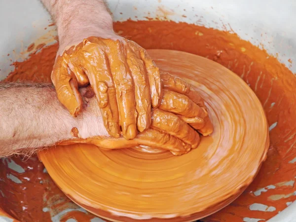 Potter händer tagit närbild på keramik hjul. — Stockfoto