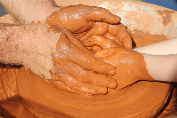 Potter hands wheel pottery work workshop teacher and little pupi — Stock Photo, Image