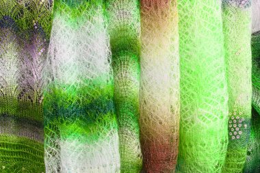 Yeşil store tezgahın üzerine şal  .