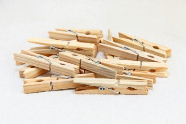 Ahşap clothespins öbek üzerinde beyaz kumaş.
