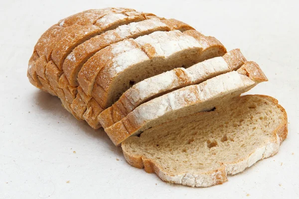 Appetitlich geschnittenes Brot in Großaufnahme auf weißem Stoff. — Stockfoto