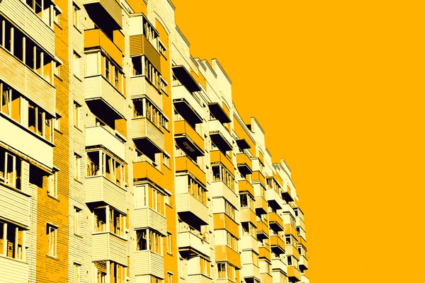 Moderno edifício de apartamentos em fundo amarelo . — Fotografia de Stock