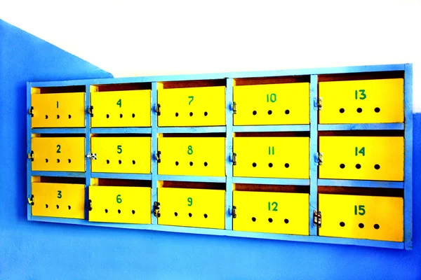 Caixas de correio amarelas velhas em uma parede . — Fotografia de Stock