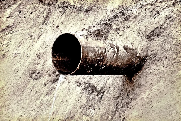 Rusty water drain pipe on slope taken closeup. — Stock Photo, Image