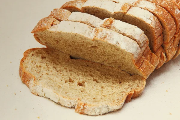 Pan fresco en rodajas sobre tela blanca tomada de cerca . — Foto de Stock