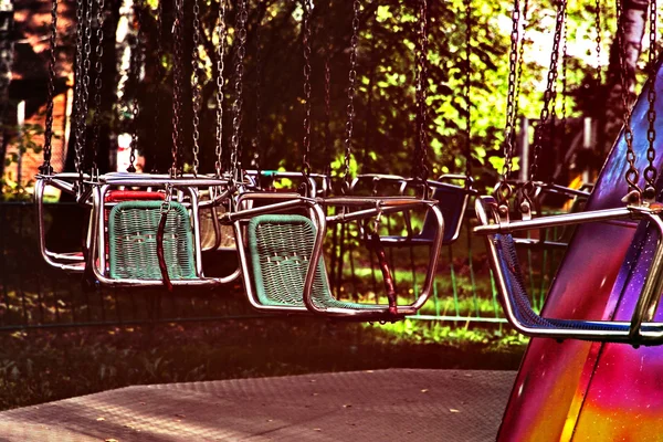 Vakant merry-go-round säten tagit närbild. — Stockfoto