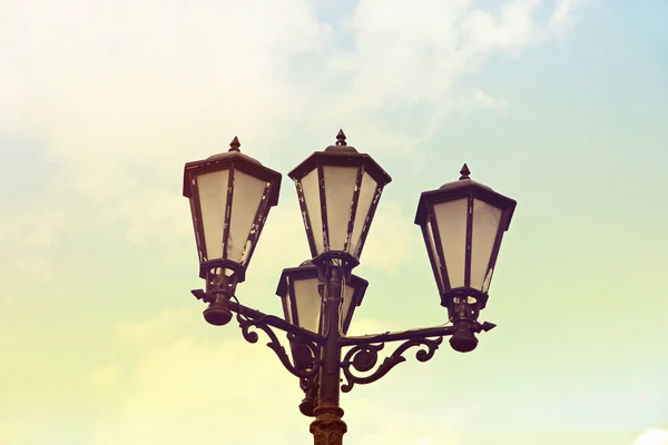 Luz de calle vintage contra el cielo azul . —  Fotos de Stock