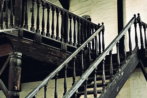 Деревянные винтажные лестницы старого замка . — стоковое фото