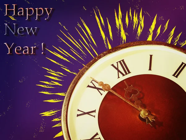 Канун Нового года. Часовое лицо и желтый фейерверк на голубой спине — стоковое фото