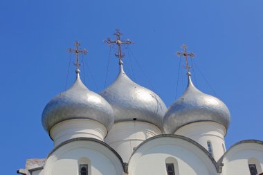 St. Sophia Katedrali karşı closeup alınan mavi gökyüzü ve kubbeleri. Vo