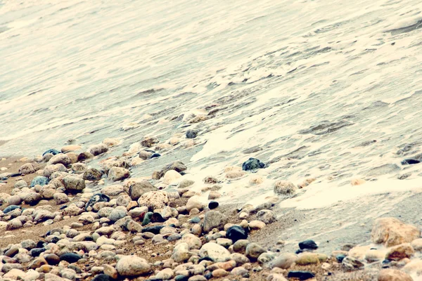 Mare surf e pietre costiere vivide . — Foto Stock