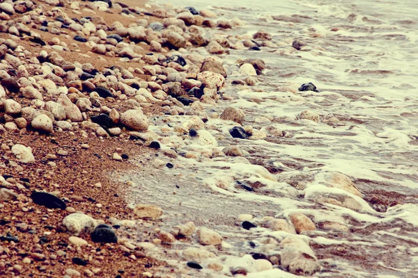 Surf marítimo y piedras costeras — Foto de Stock