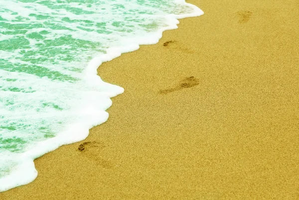 Human traces on sandy beach near sea surf. — Stock Photo, Image