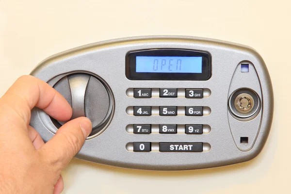 Man hand öppna för elektroniska hem safe. — Stockfoto