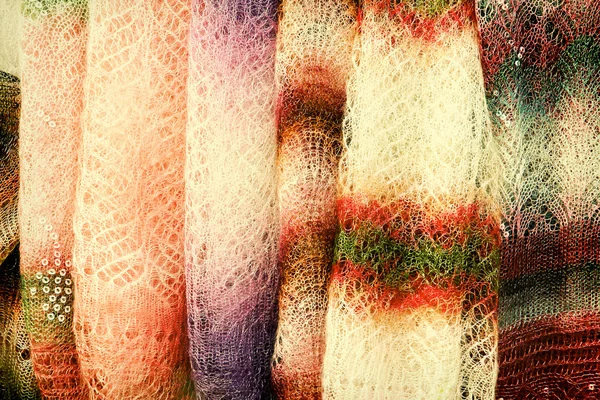 Mantones de color colgando para la venta.Imagen tonificada . —  Fotos de Stock
