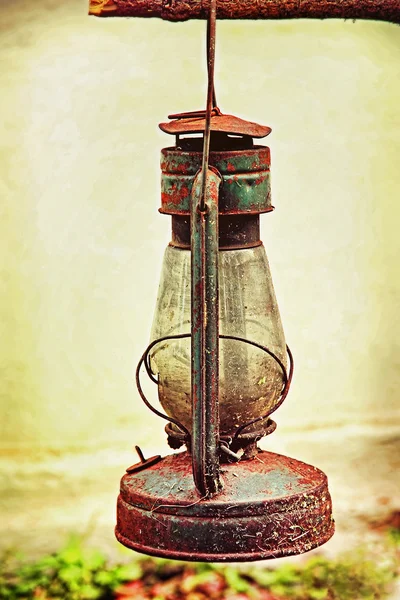 Antigua lámpara de queroseno al aire libre tomada de cerca . —  Fotos de Stock