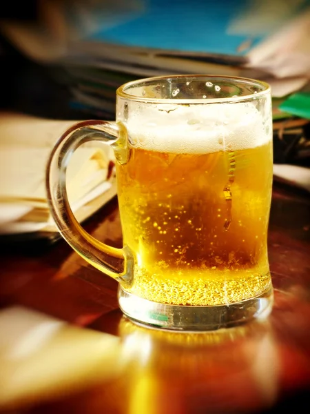 Déjeuner pause-time.Beer verre sur la table avec notebooks.Soft bokeh . — Photo