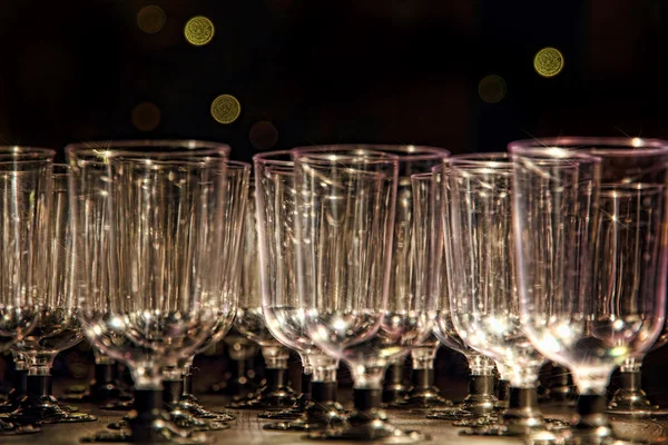 Copos de vinho transparentes na mesa de recepção . — Fotografia de Stock