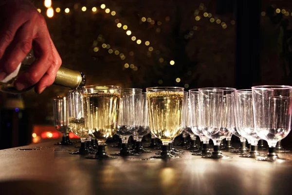 Garçom despeje vinho no copo na mesa de recepção de férias . — Fotografia de Stock