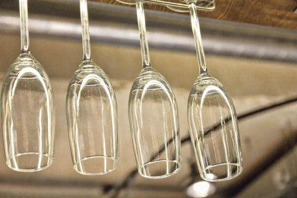 Wine glass hanging on the counter in bar. — Stock Photo, Image