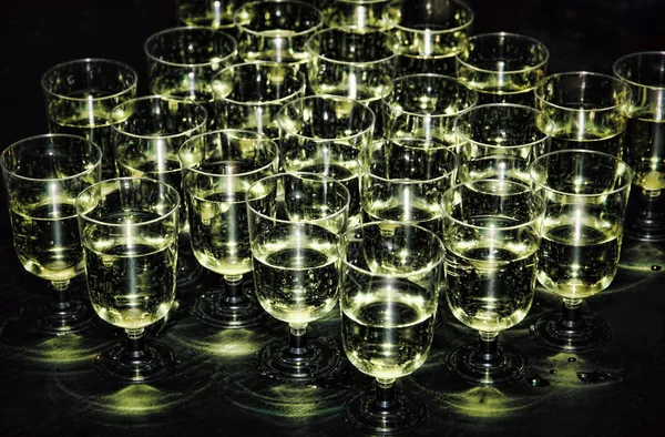 White sparkling wine in glasses on holiday reception table at ni — Stock Photo, Image